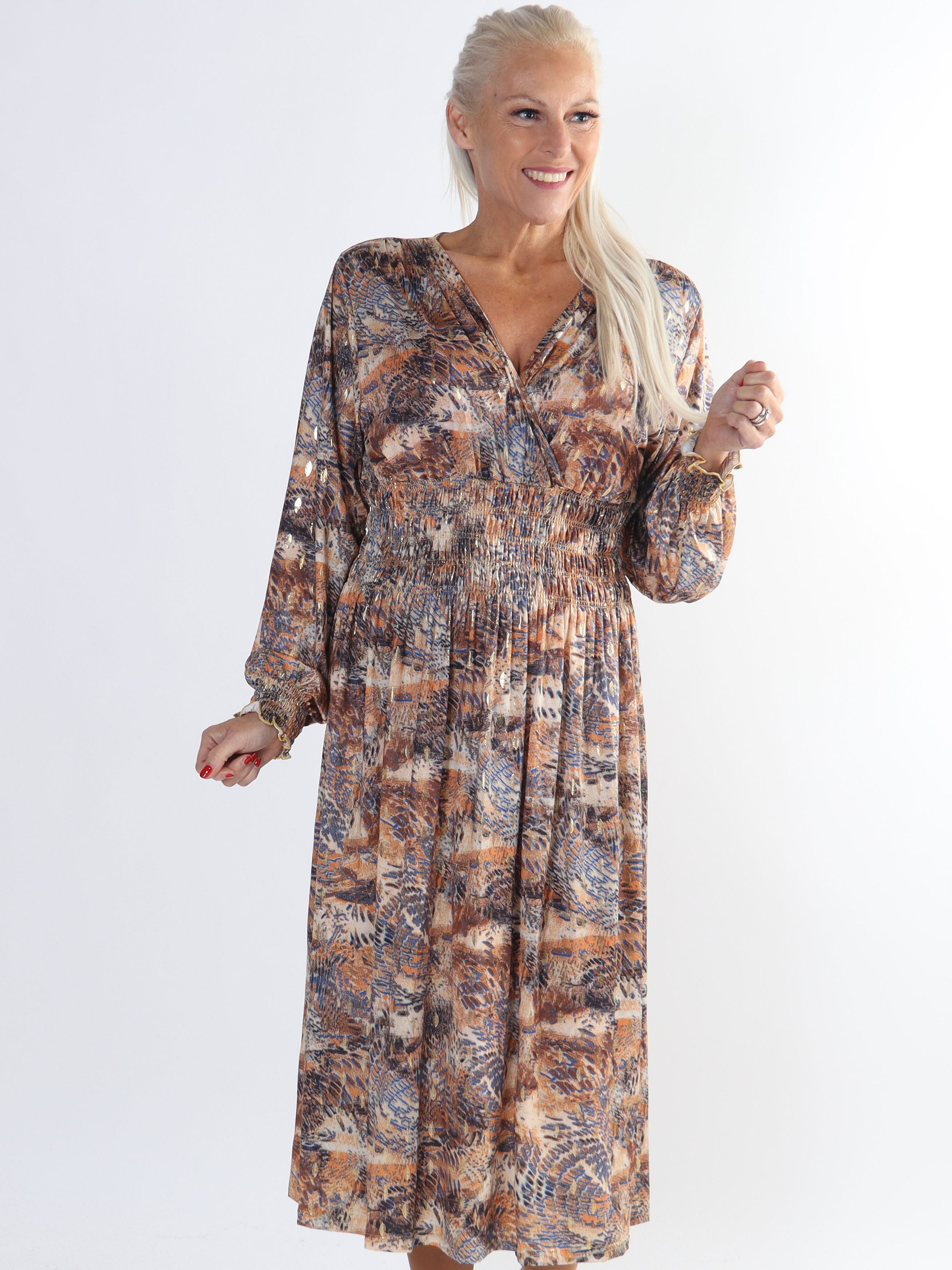 Pams Snake Midi L/S - Plus size-klänning i skrynkelfritt tyg med lång ärm